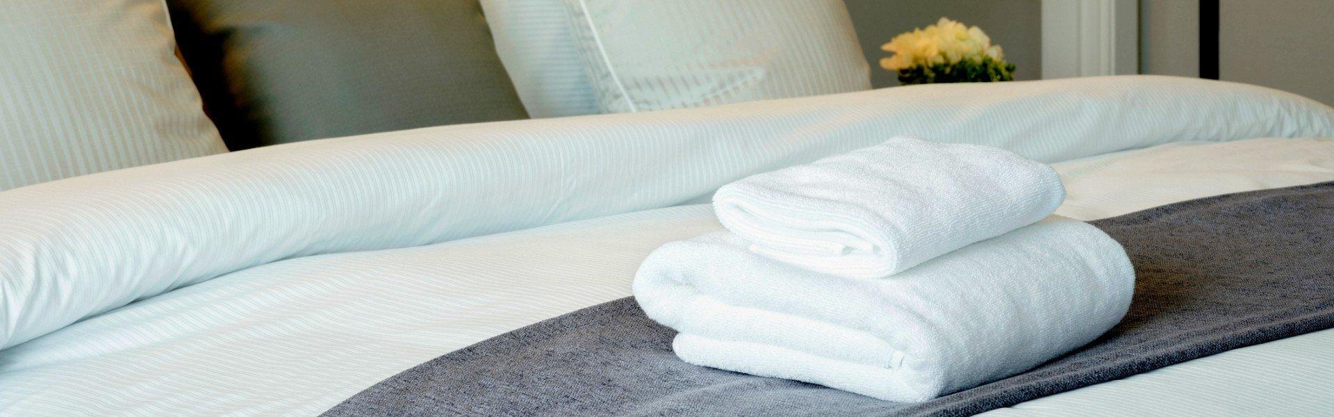 Zestaw ręczników leżący na łóżku